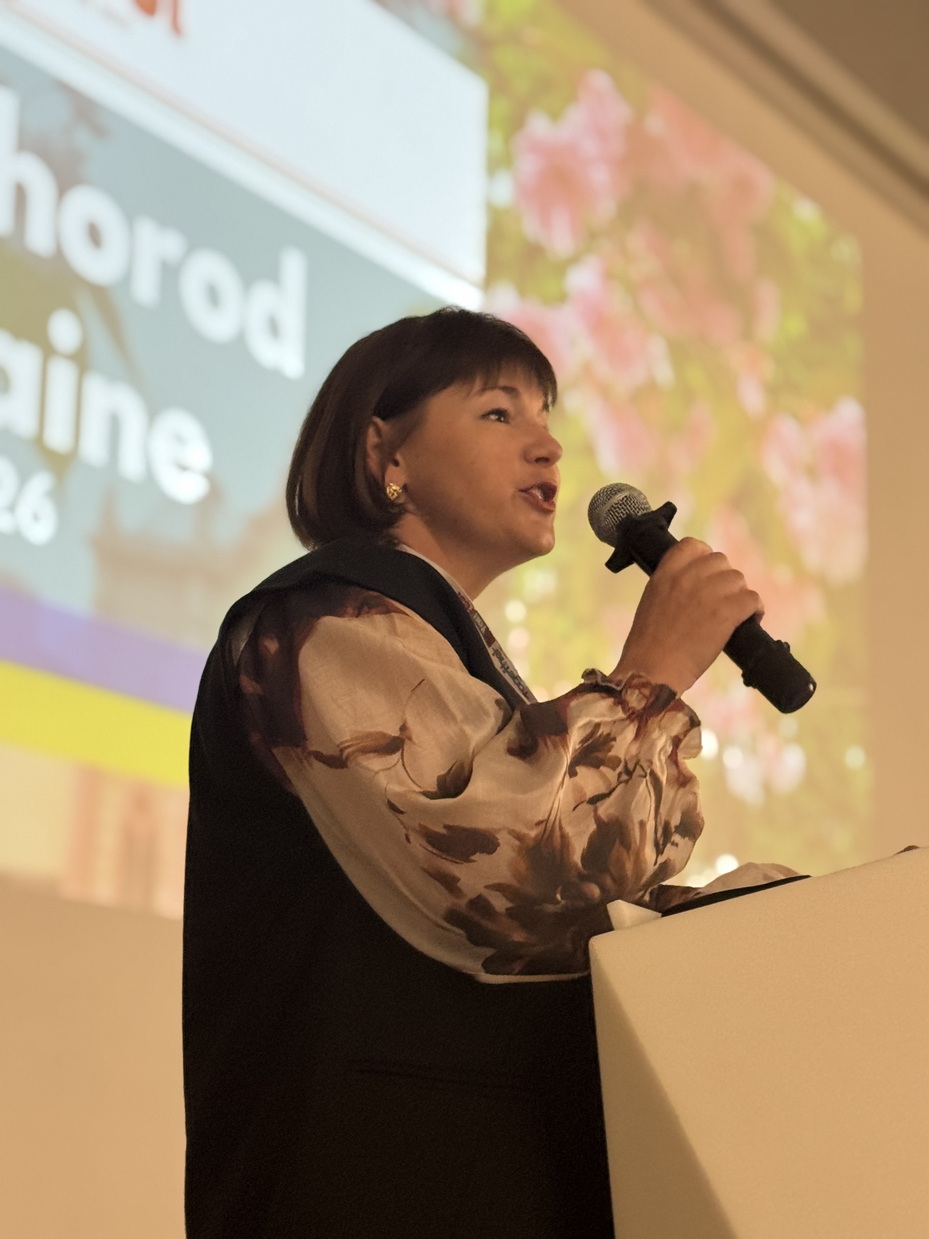 Антоніна Девіцька – членкиня EdYOUFest, докторка філософії в галузі лінгвістики, доцентка кафедри прикладної лінгвістики факультету міжнародних економічних відносин УжУ