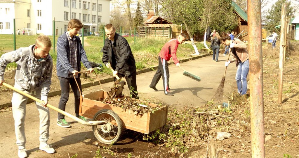 Університет упорядковує свої території Студенти УжНУ беруть участь у весняній акції «За чисте довкілля»