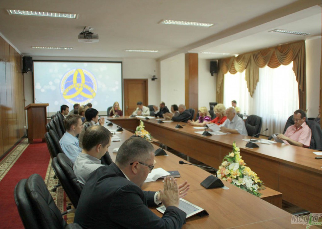 Організаторами заходу стали Закарпатська обласна державна адміністрація, Головне управління юстиції в Закарпатській області та УжНУ В Ужгородському університеті говорили про переваги й недоліки змін до Конституції України