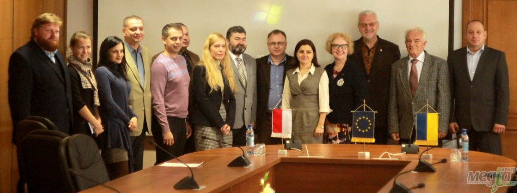 Кароль Карський: «Польща готова виступити адвокатом України на міжнародній арені та всіляко допомагати вам» - See more at: http://mediacenter.uz.ua/#sthash.JG5yetYm.dpuf У ректораті УжНУ спілкувалися з депутатом Європарламенту та польськими науковцями