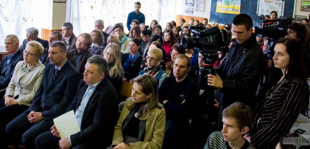 До ювілею за сприяння студради УжНУ видали книжку про університетський часопис «Три покоління студентів – одна газета» «Погляду» – 15! Що бажали студентській газеті в її день народження