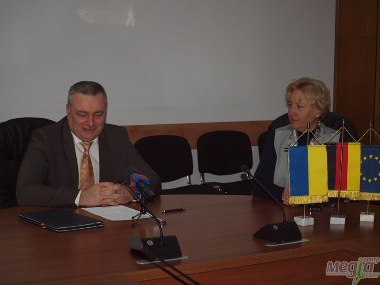 В УжНУ підписали угоду про співпрацю у сфері соціальної роботи з Дармштадським університетом В УжНУ підписали угоду про співпрацю у сфері соціальної роботи з Дармштадським університетом