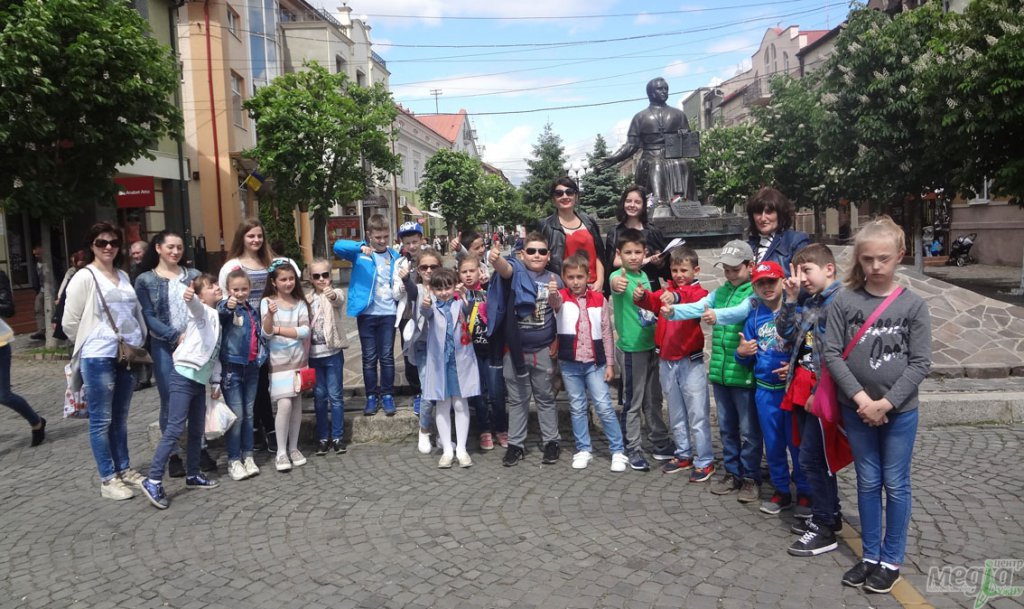 Маленьким мукачівцям екскурсію їхнім містом влаштували студенти-туризмознавці Маленьким мукачівцям екскурсію їхнім містом влаштували студенти-туризмознавці