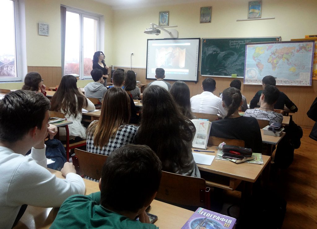 Набирає обертів профорієнтація й на факультеті туризму та МК
Доцент кафедри туризму Надія Чир поспілкувалася зі старшокласниками Мукачівської спеціалізованої школи з поглибленим вивченням окремих предметів та курсів № 16 Набирає обертів профорієнтація й на факультеті туризму та МК
Доцент кафедри туризму Надія Чир поспілкувалася зі старшокласниками Мукачівської спеціалізованої школи з поглибленим вивченням окремих предметів та курсів № 16