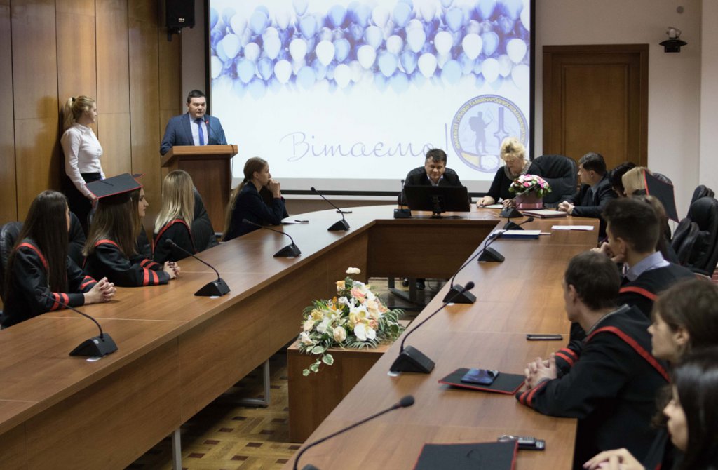 Свою подорож студентським життям завершили туризмознавці
Закарпаття і Україна загалом поповнилися 23 фахівцями-магістрами у галузі туризму Свою подорож студентським життям завершили туризмознавці
Закарпаття і Україна загалом поповнилися 23 фахівцями-магістрами у галузі туризму
