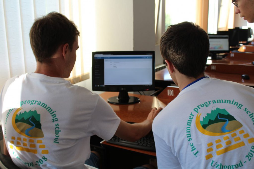 Викладачі УжНУ безкоштовно навчатимуть закарпатських школярів програмування Викладачі УжНУ безкоштовно навчатимуть закарпатських школярів програмування