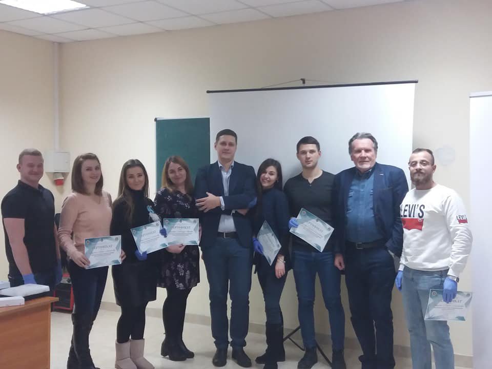 В навчально-науковому тренінговому центрі післядипломної освіти стоматологічного факультету ДВНЗ "УжНУ" 1-2 лютого 2019 року пройшов практичний майстер-клас на тему:«ЕСТЕТИКА ТА ФУНКЦІЯ ПРЯМИХ РЕСТАВРАЦІЙ.
ВІД ПЛАНУВАННЯ ДО РЕАЛІЗАЦІЇ
» В навчально-науковому тренінговому центрі післядипломної освіти стоматологічного факультету ДВНЗ "УжНУ" 1-2 лютого 2019 року пройшов практичний майстер-клас на тему:«ЕСТЕТИКА ТА ФУНКЦІЯ ПРЯМИХ РЕСТАВРАЦІЙ.
ВІД ПЛАНУВАННЯ ДО РЕАЛІЗАЦІЇ
»