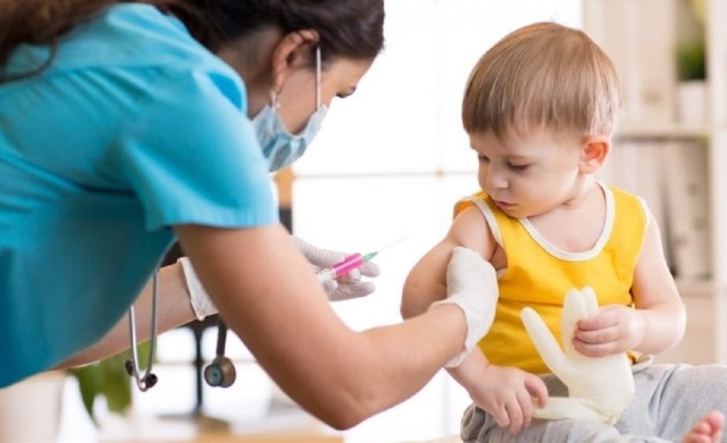 вакцинація в пандемії COVID-19: Вакцинувати чи не вакцинувати