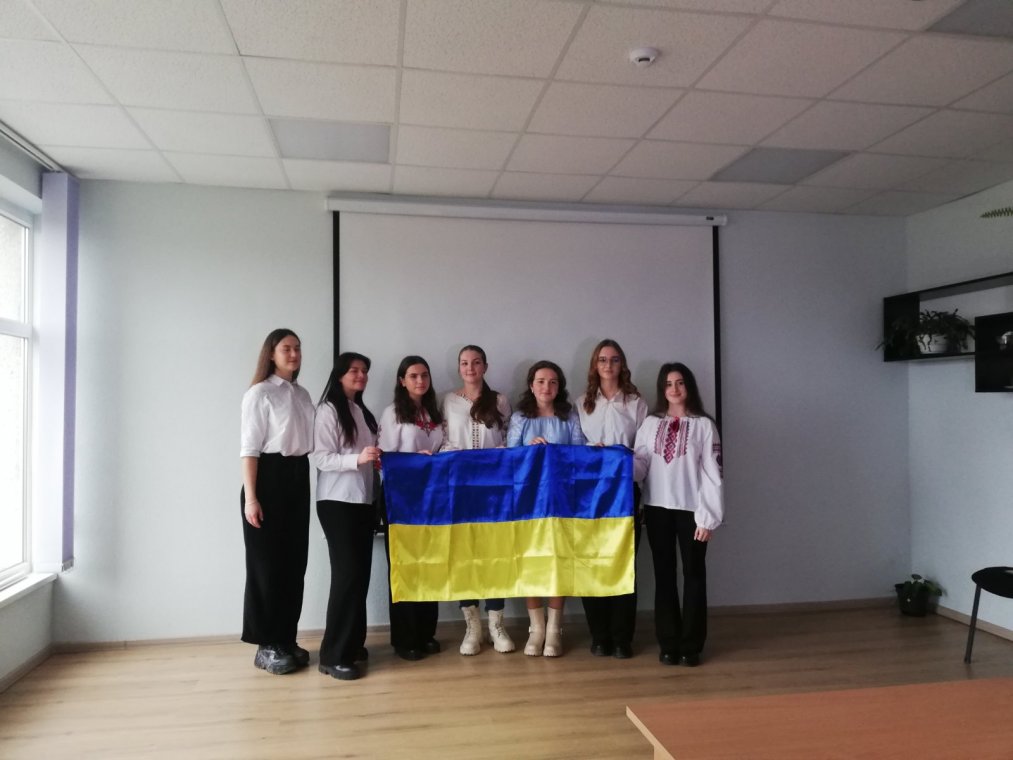 Студенти філологічного факультету УжНУ привітали захисників та захисниць України, виконавши пісні з репертуару воїнів УПА