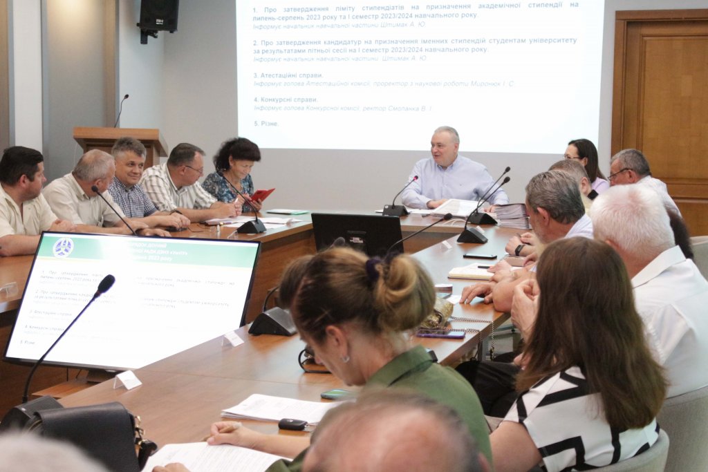 В УжНУ відбулося завершальне в 2022/2023 навчальному році засідання Вченої ради В УжНУ відбулося завершальне в 2022/2023 навчальному році засідання Вченої ради