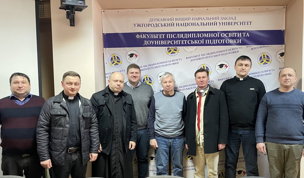 12 медичних капеланів Мукачівської Греко-Католицької єпархії розпочали курс спеціалізації «Клінічне душпастирство» в УжНУ 12 медичних капеланів Мукачівської Греко-Католицької єпархії розпочали курс спеціалізації «Клінічне душпастирство» в УжНУ