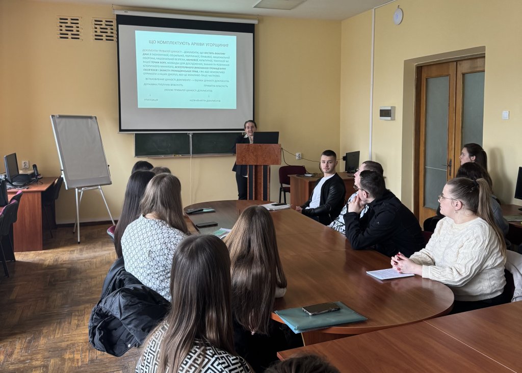 Угорська історикиня ознайомила студентів та аспірантів факультету історії та міжнародних відносин зі специфікою науково-дослідної роботи в сучасній архівній системі Угорщини.
Угорська історикиня ознайомила студентів та аспірантів факультету історії та міжнародних відносин зі специфікою науково-дослідної роботи в сучасній архівній системі Угорщини.