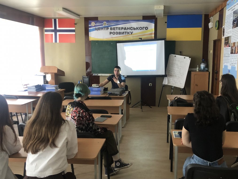 Студенти ФСН вчилися писати наукові статті та тези
Студенти ФСН вчилися писати наукові статті та тези