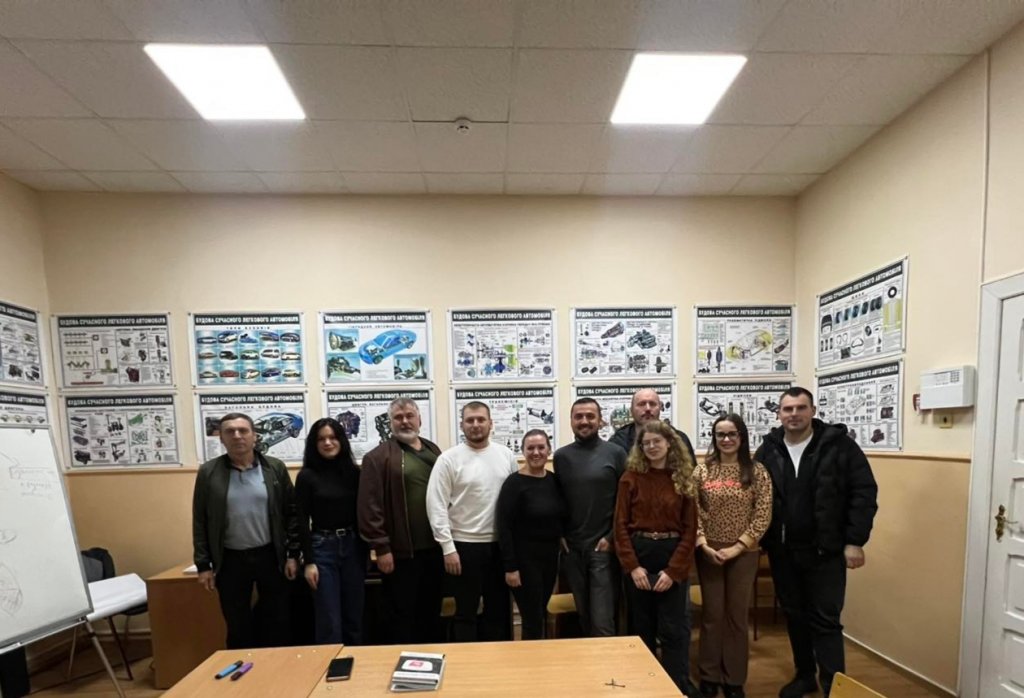 Команда автошколи "УжНУ" відвідала тренінг з психологом Команда автошколи "УжНУ" відвідала тренінг з психологом