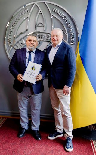 В Ужгородському національному університеті вручили диплом доктора філософії з політології Мирославу Горвату В Ужгородському національному університеті вручили диплом доктора філософії з політології Мирославу Горвату