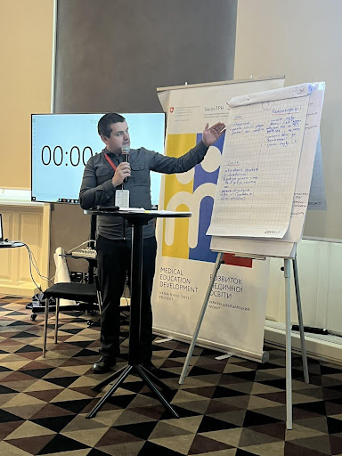 Зображення, що містить текст, у приміщенні, біла дошка, одежаВміст, створений ШІ, може бути неправильним.